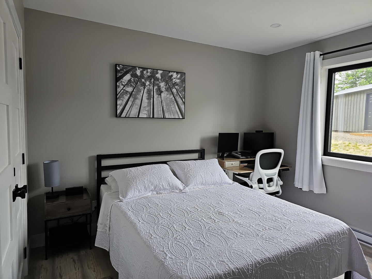 Queen Bed / Private Room